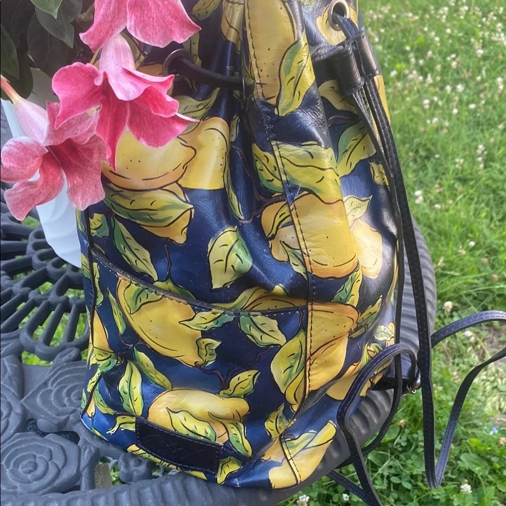 🍋🍋🍋💛💚Gorgeous patricia nash Lemon Print Drawstring Backpack navy blue . - Picture 4 of 14